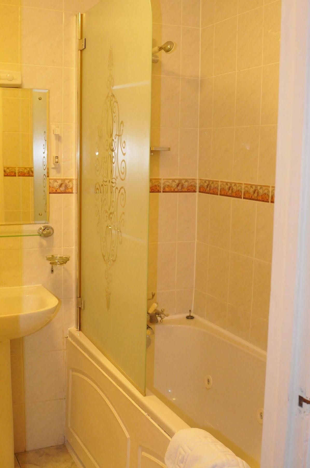 Oyo Ridgeway Hotel Chingford Buitenkant foto